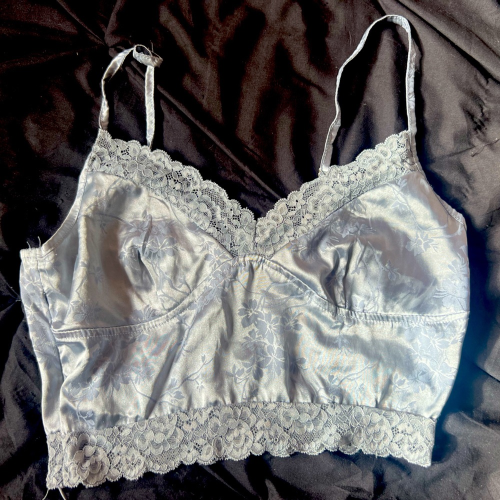 Super cute silky lace crop top, size s